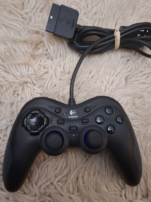 Logitech Action Controller употребяван жичен контролер за PlayStation 1 и 2