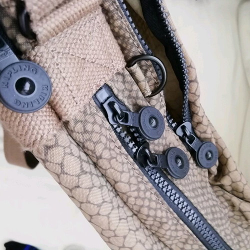 Kipling unisex shoulder bag like new with snake print 35x40