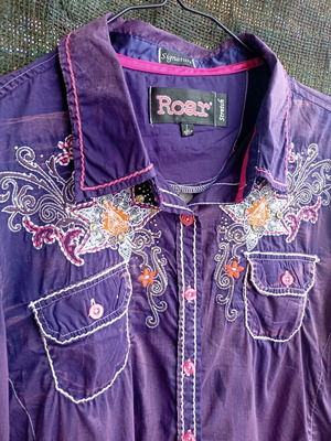 Roar shirt with American Lily embroidery, size L, like new