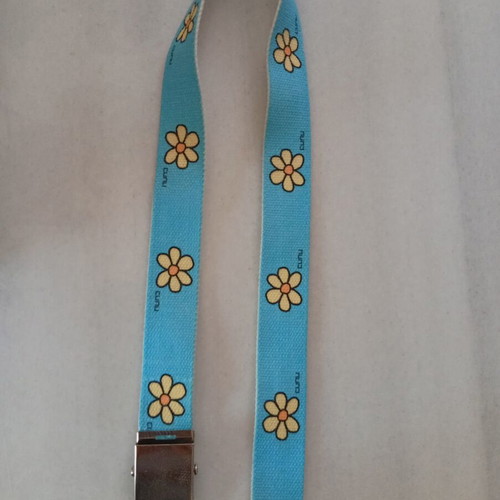 Fabric belt with daisy pattern like new, adjustable metal clip