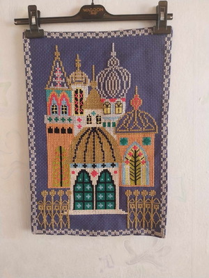 Ръчно бродирана църква като ново, нерамкиран гоблен