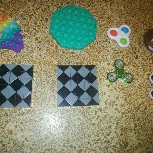 Fidget toys for kids like new, set of 8 pieces