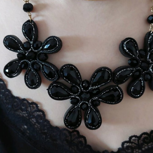 Necklace with daisies new, black