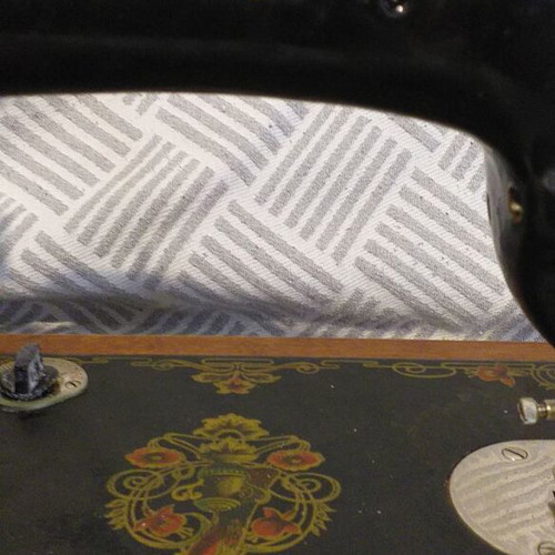 Pavlin sewing machine in excellent condition with wooden case