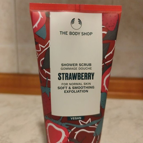 The Body Shop body scrub with strawberry scent new, 200 ml