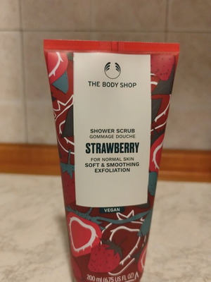 The Body Shop body scrub with strawberry scent new, 200 ml