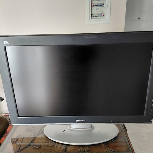 Color TV 32 inches used with detachable speakers and decoder