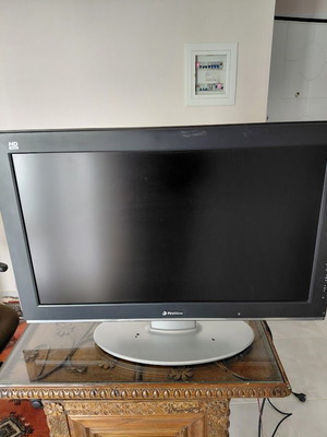 Color TV 32 inches used with detachable speakers and decoder