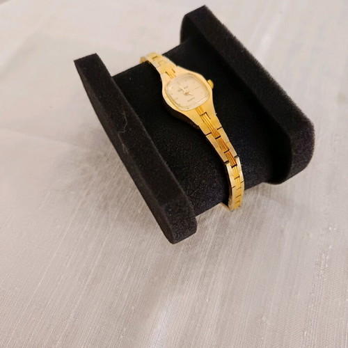 Quartz wristwatch women's like new, jewelry, 23 mm diameter