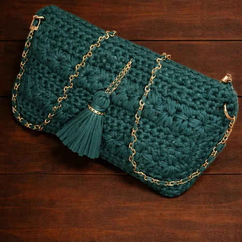 Knitted crossbody bag in green, new, handmade