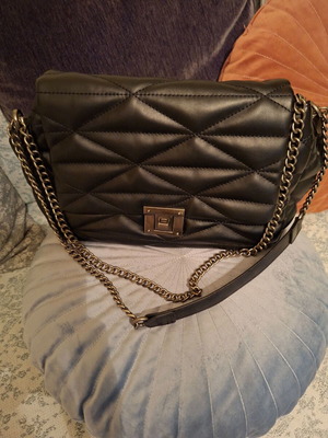 Stradivarius large quilted crossbody bag, black