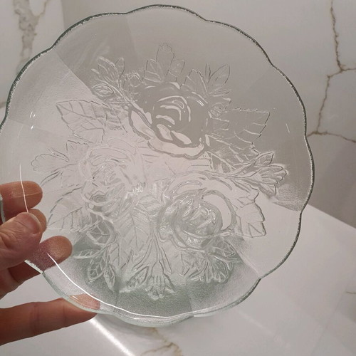 Glass plates with embossed design, like new, pack of 6