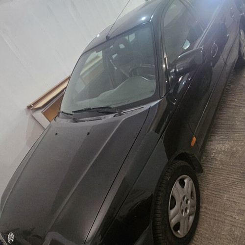 Toyota Avensis 1.6 sedan used, black, manual transmission, 1999