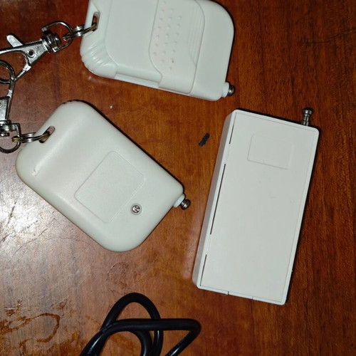 Home Security wireless alarm system like new with remote controls and siren