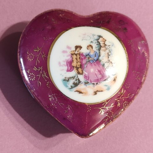 Porcelain jewelry box heart-shaped with romantic Fragonard design like new