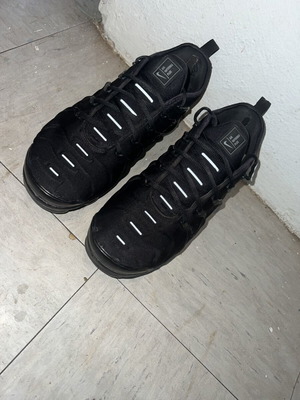 Nike VM athletic shoes, black, size 44