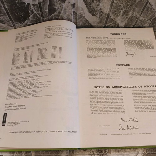Guinness Book Of Records 1974 like new collectible book