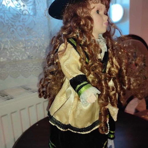 Porcelain doll Annie 44 cm like new with beautiful clothes and hair
