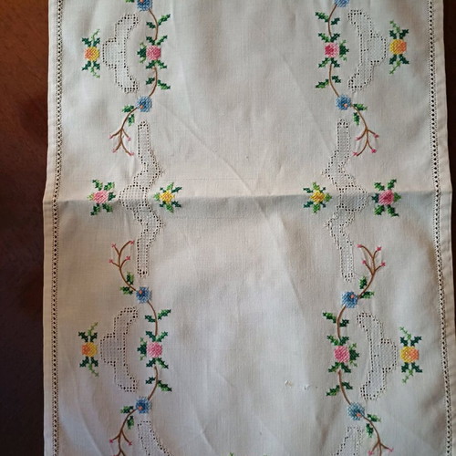Embroidered narrow table runner like new approx. 80x40