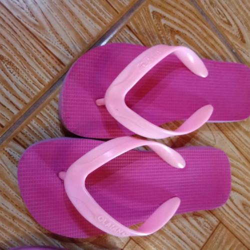 Olaian pink flip flops used size 27-28