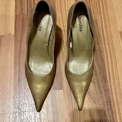 Bershka pointed pumps size 37 like new, gold