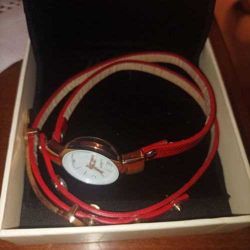 Wristwatch women's new with unique design