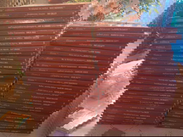 54 колекционерски книги Харлекин Бианка.