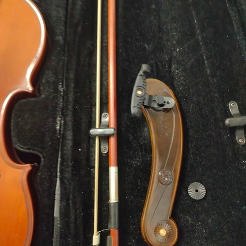 Virtu Adagietto 4/4 violin like new with case and accessories