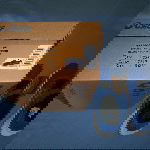 Παπούτσια Asics No 33 στο κουτί τους, καινούργια