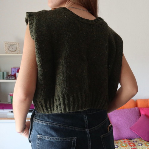 Handmade sleeveless knit like new, size M-L, green