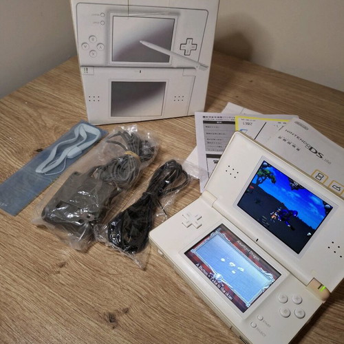 Nintendo DS Lite бял като нов с пълна кутия