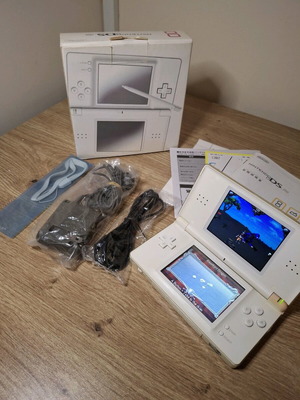 Nintendo DS Lite бял като нов с пълна кутия