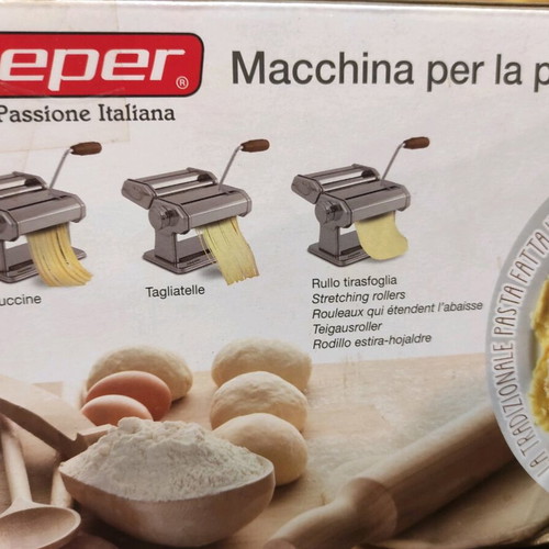 Beper pasta machine like new, 4 pasta shapes