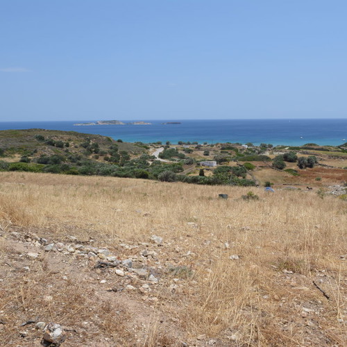 Οικόπεδο 6.400 τ.μ. στην Κίμωλο με θέα θάλασσα, οικοδομήσιμο