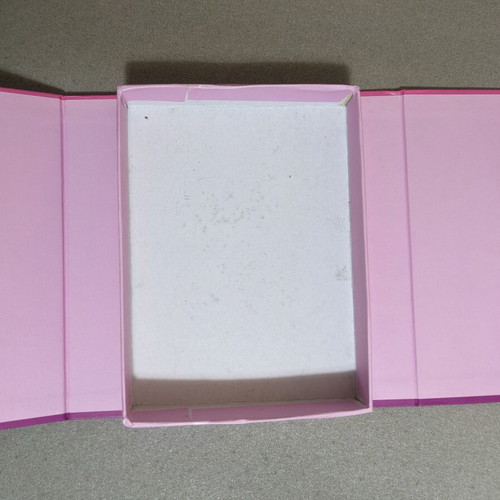 Small box with magnetic clasp used