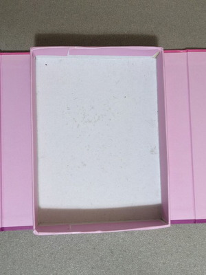 Small box with magnetic clasp used