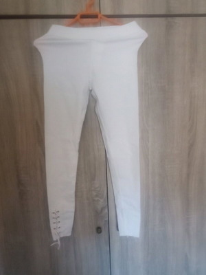Elastic white pants used with drawstrings at the bottom