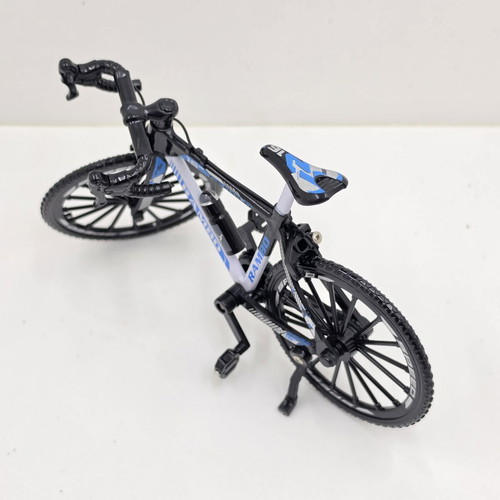 Road Bike 1:8 Scale Plastic Model like new