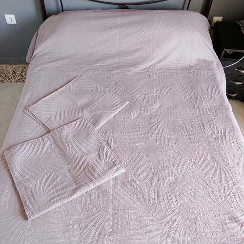 King Size Bedspread Set like new, gray with embossed patterns
