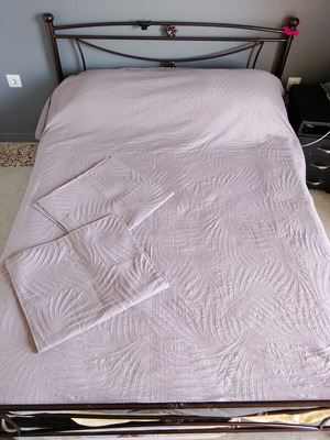 King Size Bedspread Set like new, gray with embossed patterns