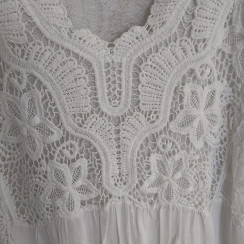 White summer dress used with lace and embroidery, length 130 cm