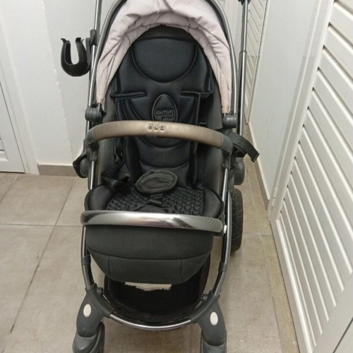 Egg 2 in 1 stroller and carrycot like new with detachable luggage and cup holder