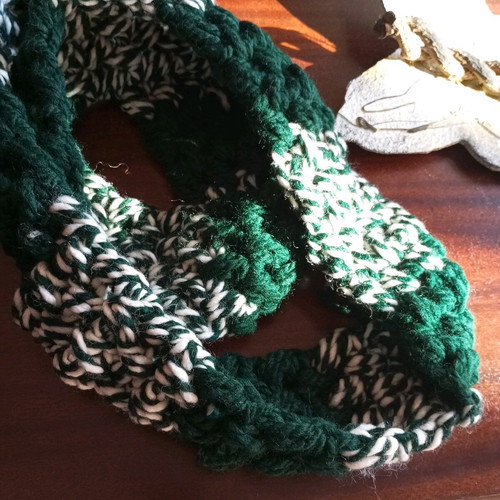 Handmade knitted scarf green new, extra warm
