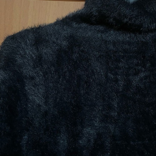 Fuzzy black pullover new, One Size
