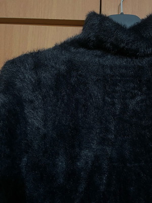 Fuzzy black pullover new, One Size