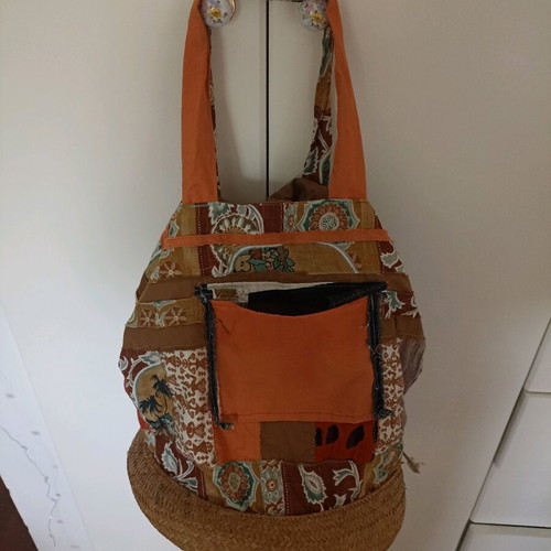 Shoulder bag with straw base like new