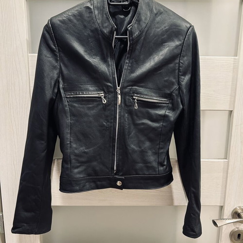 Women's fitted genuine leather jacket, size M, black