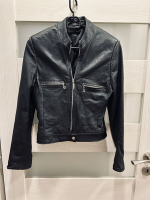 Women's fitted genuine leather jacket, size M, black