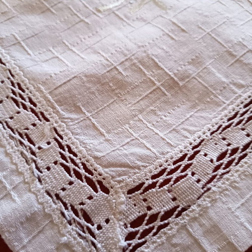 Linen square cloth with embroidered flowers and lace edging, like new