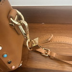 Trussardi δερμάτινη τσάντα ώμου μεταχειρισμένη με πολύχρωμους καμψόν λίθους